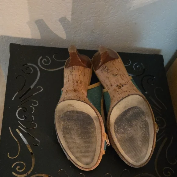 Nine West Tan and Green Slingback Heels - Picture 5 of 5